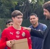 El dueño de Chivas, Amaury Vergara (a la derecha, de traje oscuro), pone la mano en el hombro del futbolista Jesús 