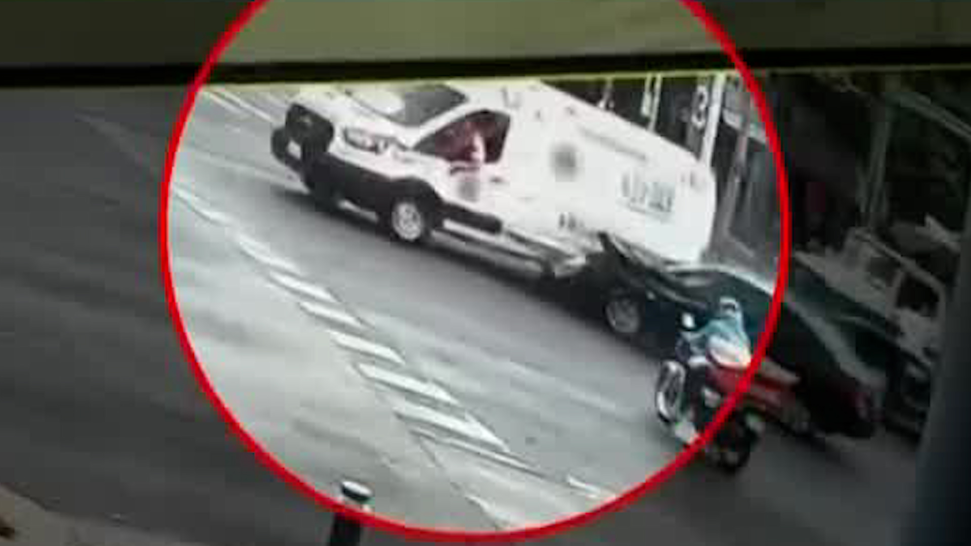 De acuerdo con los reportes, la automovilista no se percató de la unidad que circulaba sobre la Av. Eje Central con la sirena encendida.