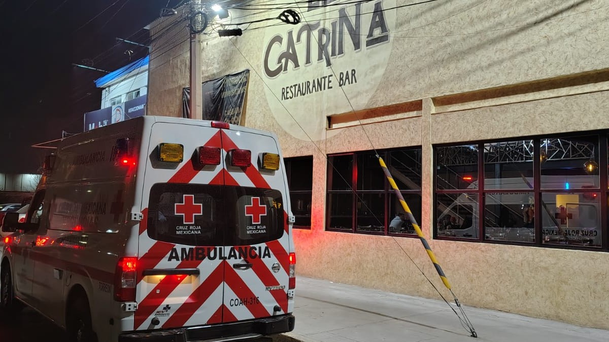 Fotografía exterior de La Catrina en Torreón, con una ambulancia de Cruz Roja Mexicana.
