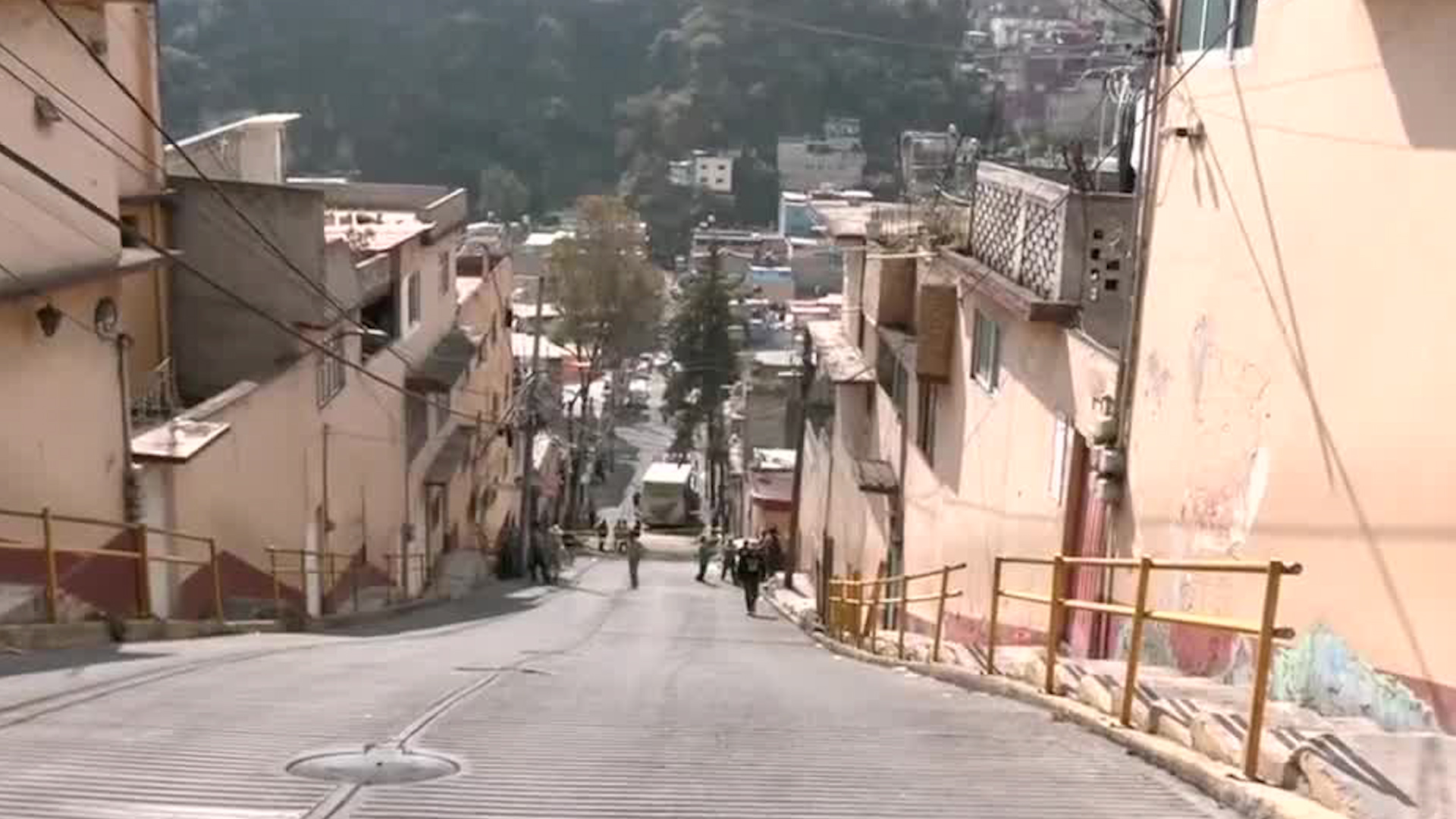 Después del accidente de un camión refresquero, personal de la alcandía considera cerrar la vialidad.