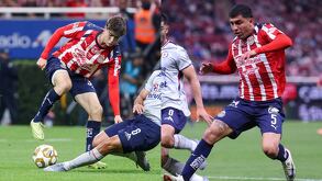 'Hormiga' González y 'Cotorro' González durante el primer partido de la Liguilla del Apertura 2025 con Chivas en el Akron.