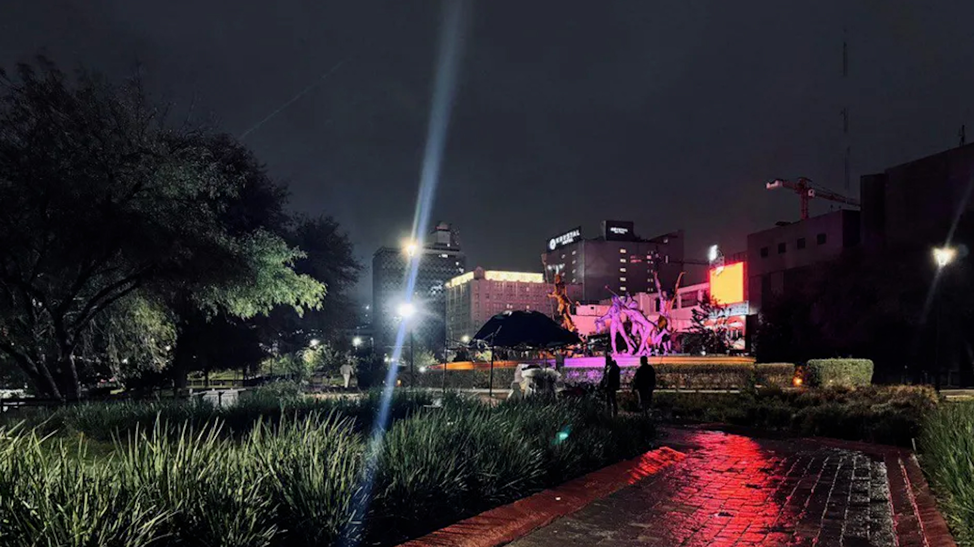 Autoridades de Monterrey retiraron diversos puestos informales en la Macroplaza como parte de un operativo para recuperar el orden.