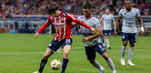 González y Erik Lira, durante el partido de Chivas vs Cruz Azul.