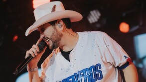 Edén Muñoz en un concierto vistiendo un jersey de Acereros, equipo de beisbol de Monclova