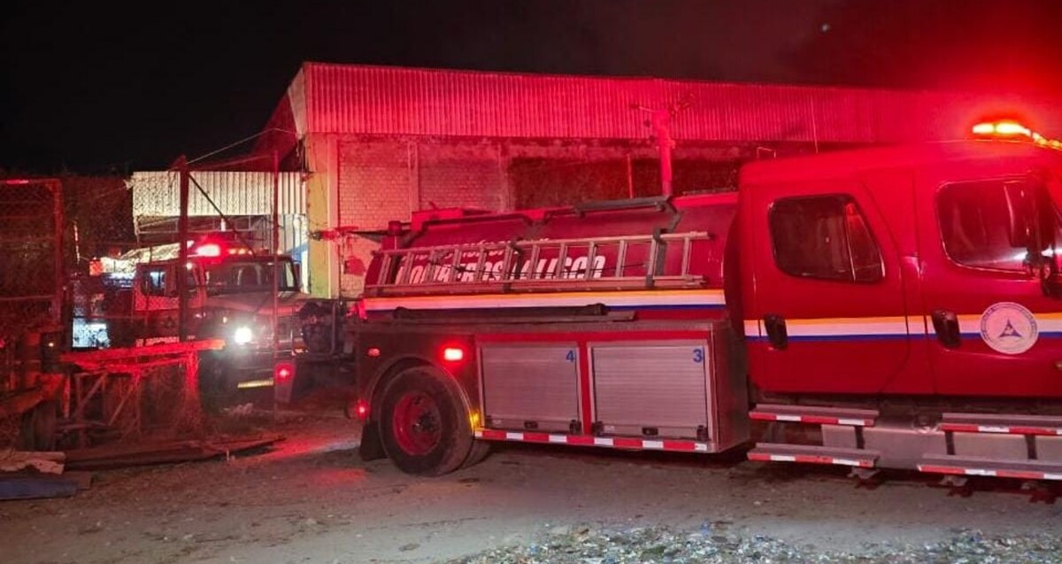 Camión de bomberos de Jalisco con la sirena encendida a las afueras del penal de Puerto Vallarta durante la noche