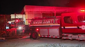Camión de bomberos de Jalisco con la sirena encendida a las afueras del penal de Puerto Vallarta durante la noche