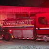 Camión de bomberos de Jalisco con la sirena encendida a las afueras del penal de Puerto Vallarta durante la noche