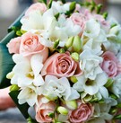 Ramo de novia con diferentes colores: blanca, verde y rosa