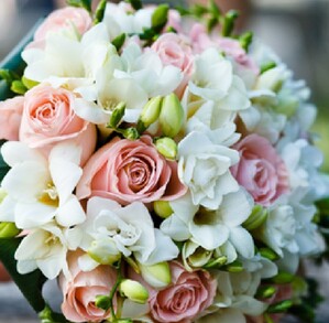 Ramo de novia con diferentes colores: blanca, verde y rosa