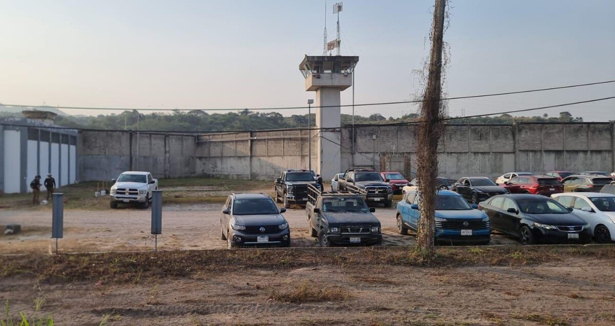 Automóviles estacionados a las afueras del Penal de Puerto Vallarta