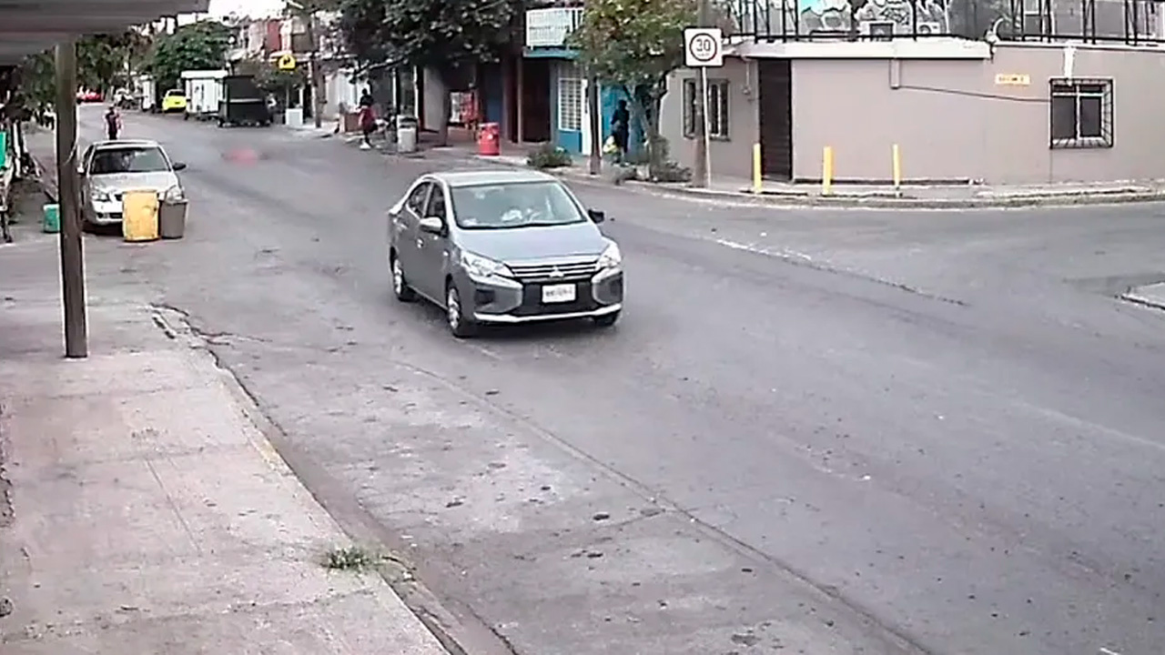 La Fiscalía de Nuevo León investiga el atropello de una mujer de la tercera edad ocurrido en la colonia Las Flores, en Monterrey.