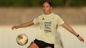 Myra Delgadillo, delantera de Pachuca femenil, entrenando con la Selección Mexicana previo al partido contra San Vicente y las Granadinas.