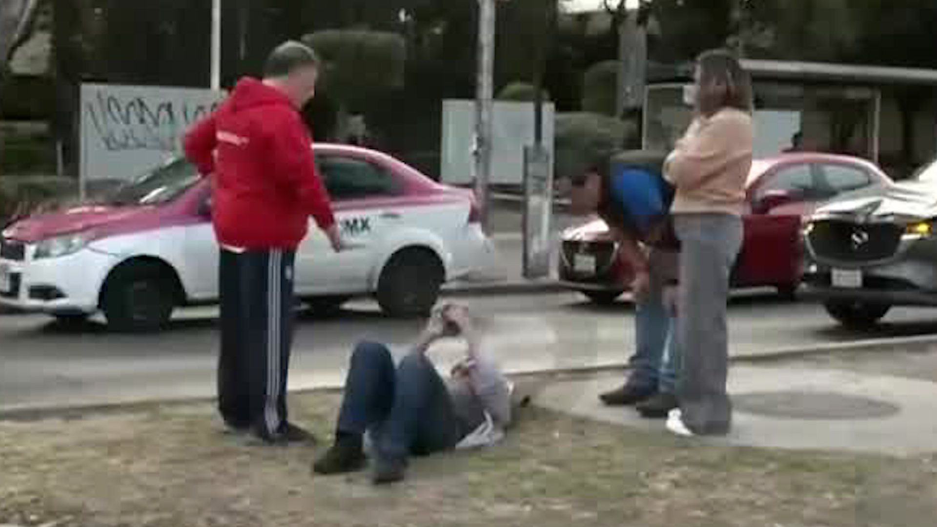 Según testigos el conductor iba avanzando con el semáforo en verde cuando el joven intentó cruzar la vialidad lo que ocasionó el accidente.