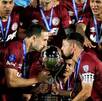 Carlos Izquierdoz, capitán del Lanús, besando el trofeo de la Copa Sudamericana tras derrotar al Atlético Mineiro.