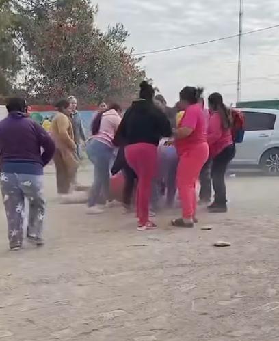 Madres de familia de un jardín de niños protagonizan acalorada riña