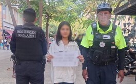 Dos elementos de la policía de Guadalajara y en medio de ellos una menor