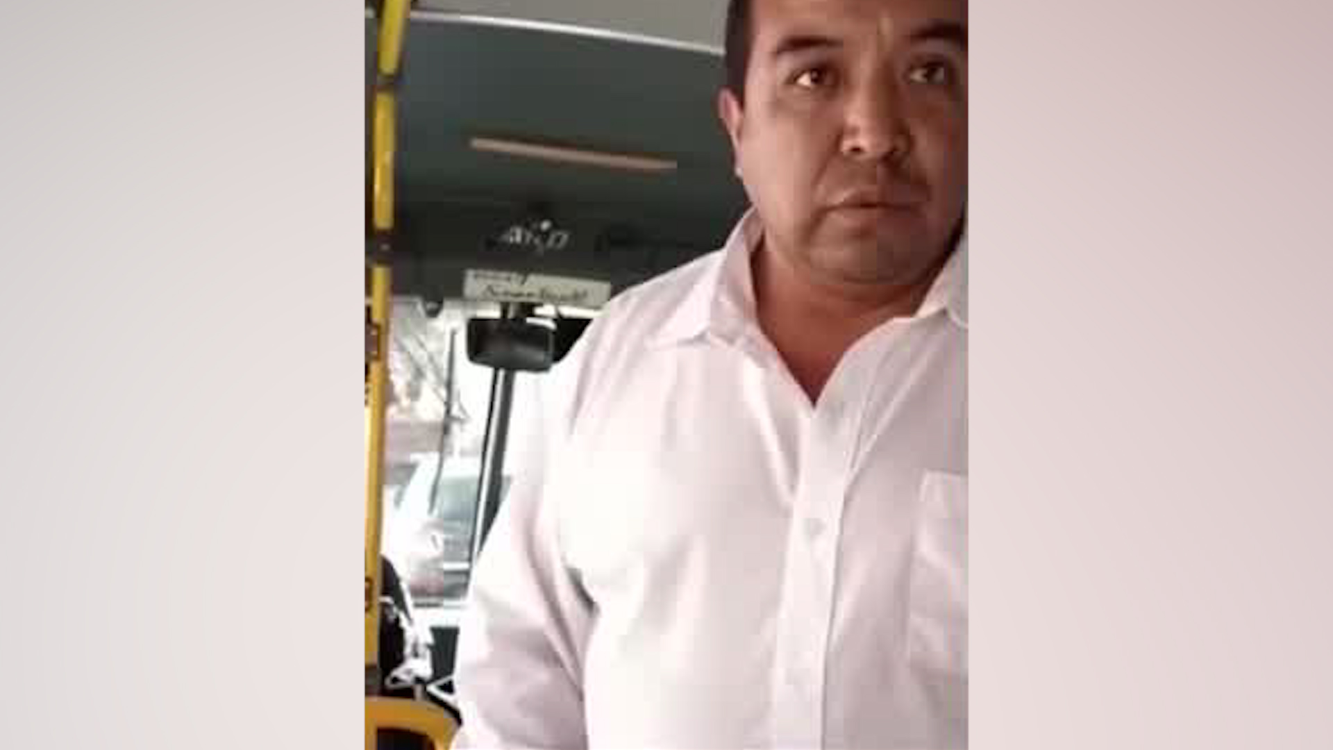 El conductor del autobús intentó cobrar 14 pesos a un adulto mayor cuando la tarifa para usuarios del INAPAM es de 12 pesos.