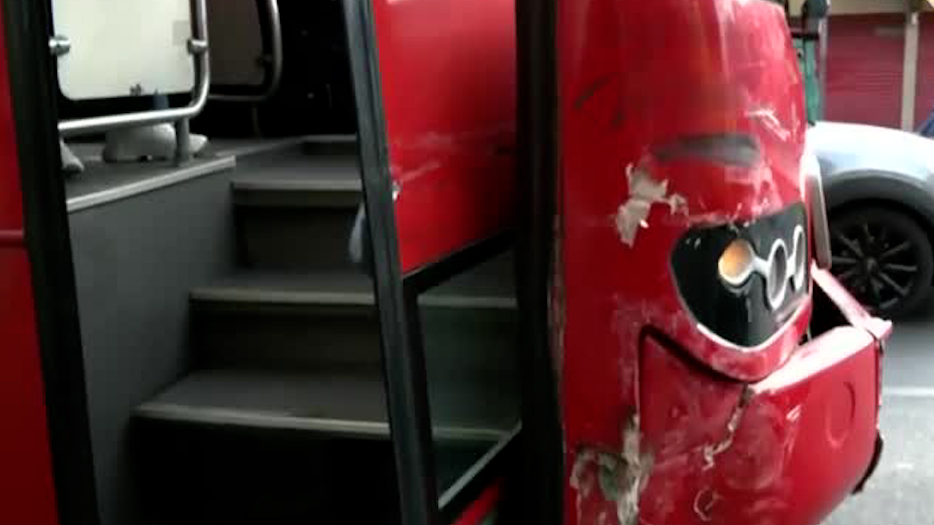 Una camioneta que dio una vuelta prohibida chocó contra una unidad del Metrobús de la línea 3 dejando varios heridos.