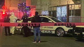 Listón rojo de advertencia y una patrulla policiaca en colonia Los Héroes de Puebla.