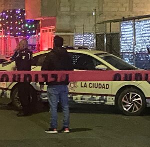 Listón rojo de advertencia y una patrulla policiaca en colonia Los Héroes de Puebla.