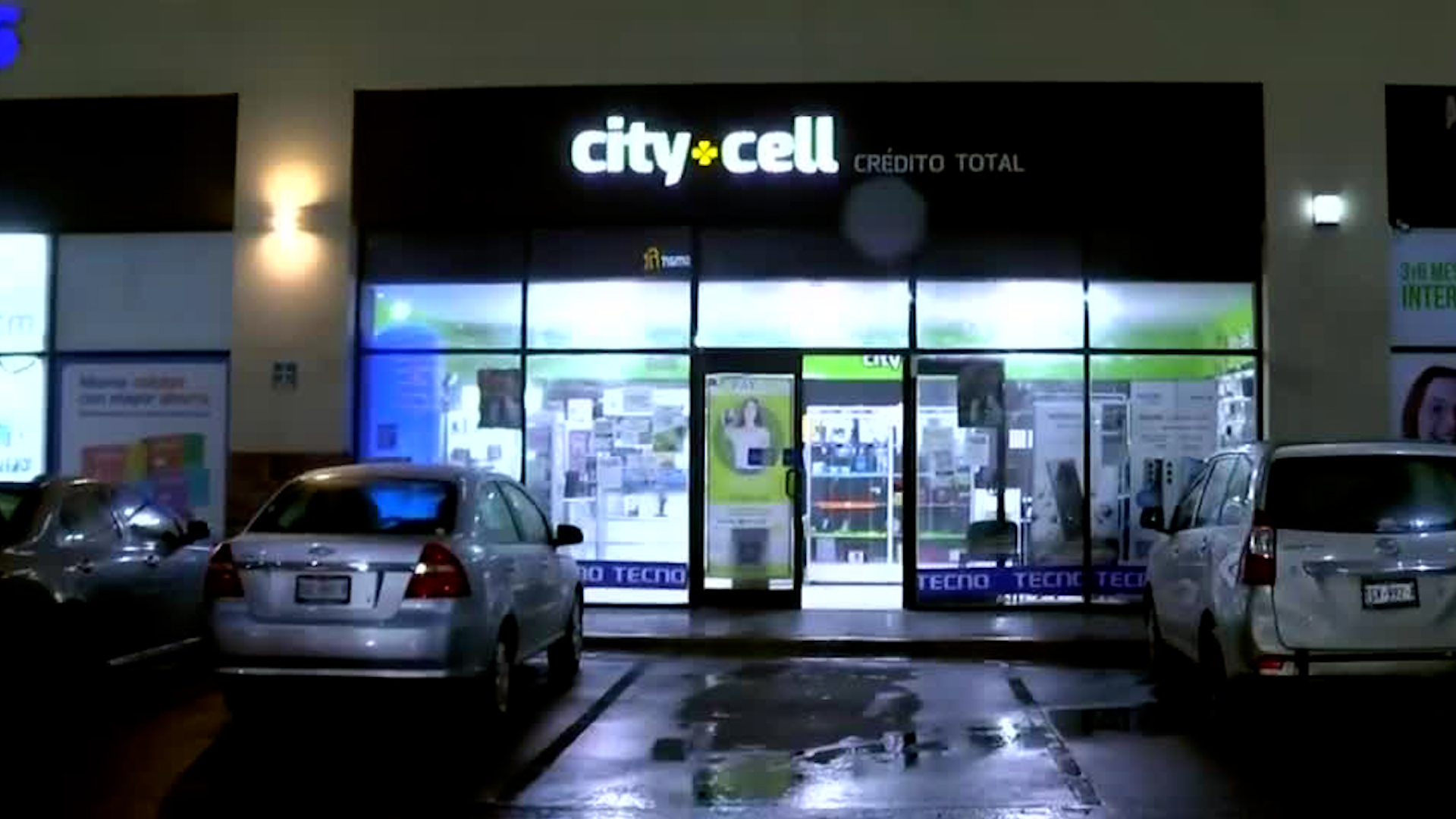 Los ladrones rompieron uno de los vidros de la fachada aprovechando que los empleados no se encontraban en la zona.