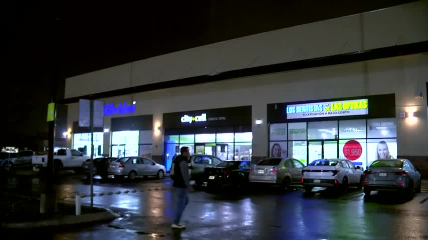 Un negocio de celulares en Guadalupe, fue robado por sujetos que quebraron un ventanal lateral para entrar sin activar de inmediato las alarmas.