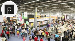 Multitud de personas recorriendo los pasillos dentro de la Expo Guadalajara con carteles, stands, libros y carteles