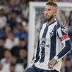 Sergio Ramos jugando con Rayados el Clásico Regio 141 contra Tigres en el BBVA.