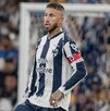 Sergio Ramos jugando con Rayados el Clásico Regio 141 contra Tigres en el BBVA.