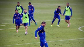 Jugadores de Tigres realizando el entrenamiento previo al partido de vuelta de los Cuartos de Final.