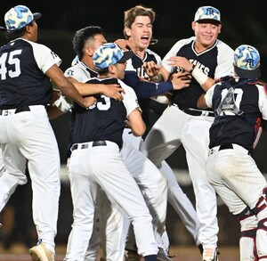 Sultanes celebrando el triunfo ante Diablos Rojos del México.