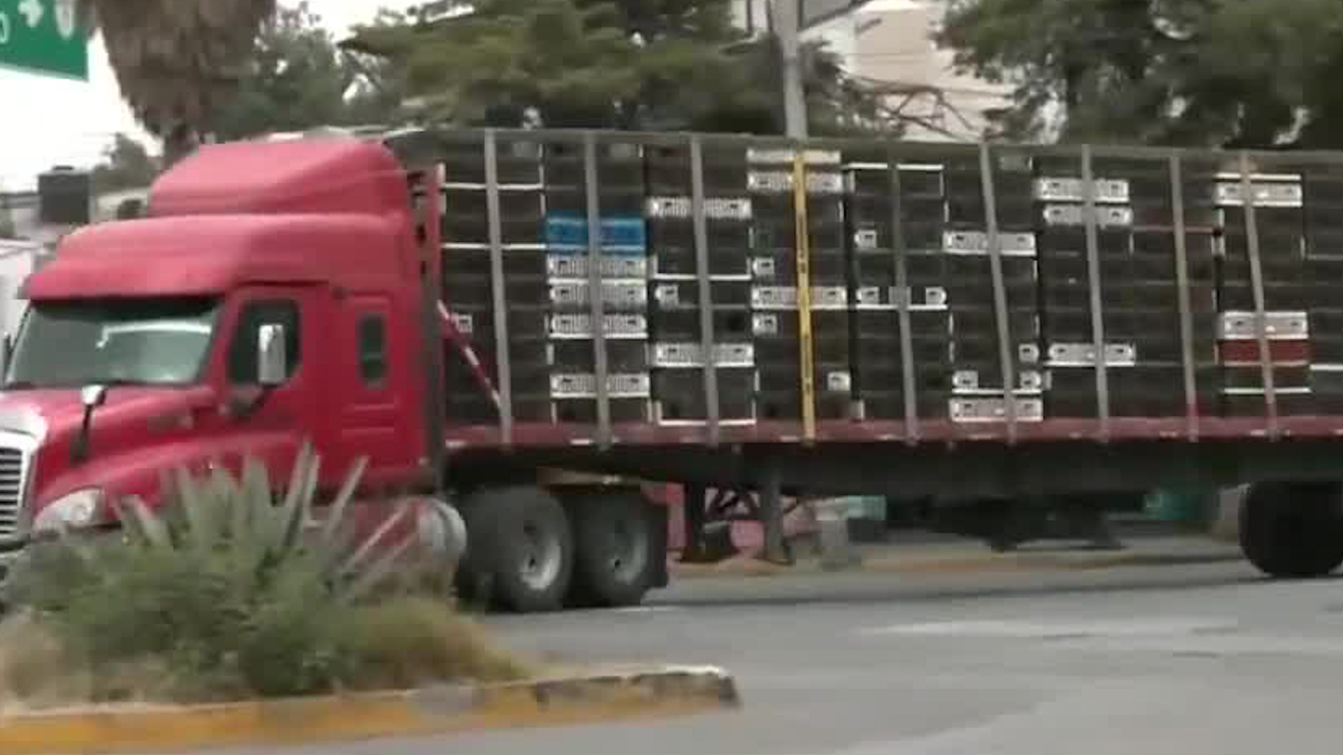 De acuerdo con el reglamento del Edo Mex, los vehículos de doble remolque no pueden circular sobre la vialidades principales.