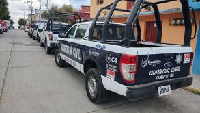 Policías y Guardia Civil en domicilio donde elemento policial atacó a su pareja y se quitó la vida en Cuautitlán