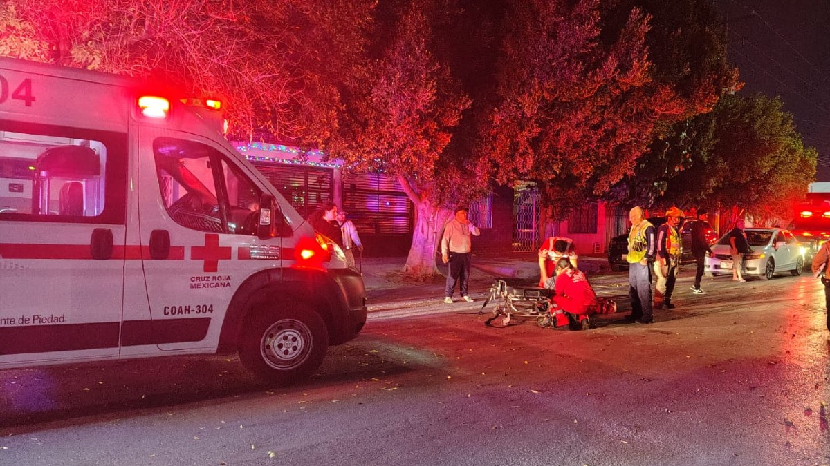 Imagen de ambulancia de Cruz Roja Mexicana y paramédicos atendiendo a personas lesionadas en Torreón.