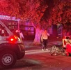 Imagen de ambulancia de Cruz Roja Mexicana y paramédicos atendiendo a personas lesionadas en Torreón.