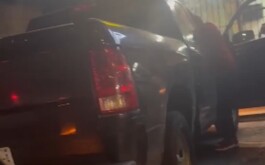 Camioneta en color negro en la calle