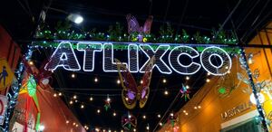 Letras del municipio de Atlixco con iluminación.