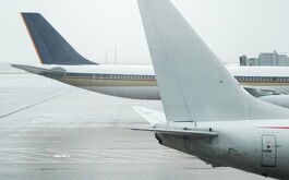 Dos colas de avión estacionados en un aeropuerto