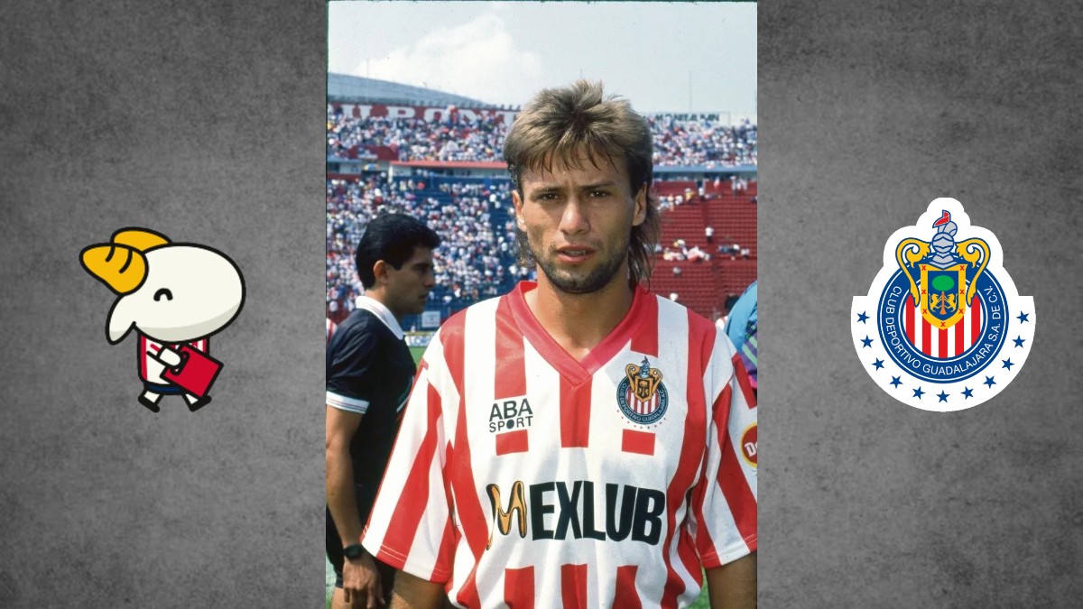 Una exhibición de la historia de Chivas en un museo, mostrando cinco camisetas históricas del club en vitrinas transparentes, con una foto del equipo campeón de