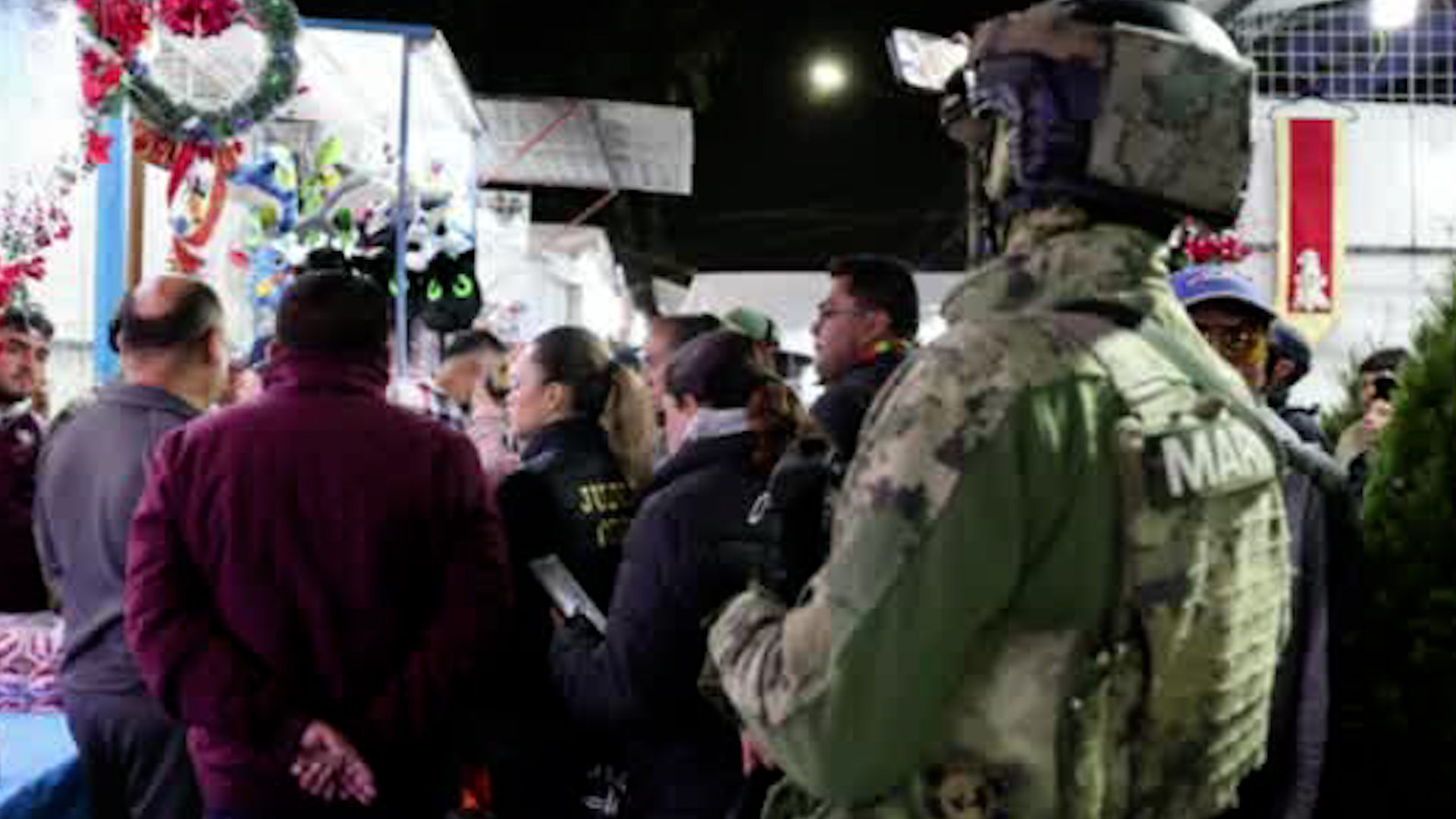 La policía del municipio realiza diariamente operativos en el tianguis de Ciudad Azteca para brindar seguridad a comerciantes y consumidores.