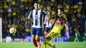Rica Chávez y Álvaro Fidalgo disputando un balón en Cuartos de Final.