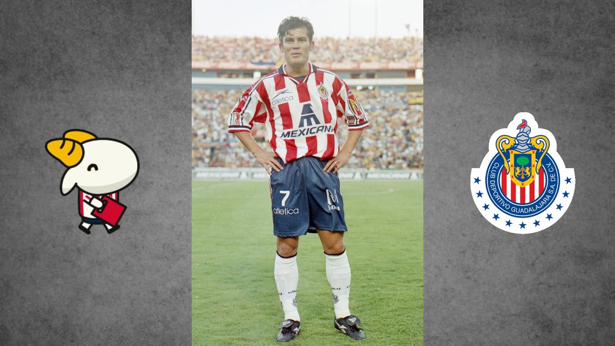 Una exhibición de la historia de Chivas en un museo, mostrando cinco camisetas históricas del club en vitrinas transparentes, con una foto del equipo campeón de