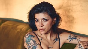 Cazzu posando con un vestido en color negro