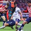 'Hormiga' González y 'Cotorro' González durante el primer partido de la Liguilla del Apertura 2025 con Chivas en el Akron.