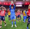 Jugadores de Chivas aplaudiendo a su afición al terminar el partido en el Estadio Akron.