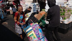 Capitalinos trabajando al aire en calles de la Ciudad de México.