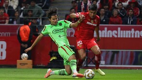 Diego Ochoa y Jesús Gallardo disputando un balón durante el Toluca vs Juárez en Cuartos de Final del Apertura 2025.