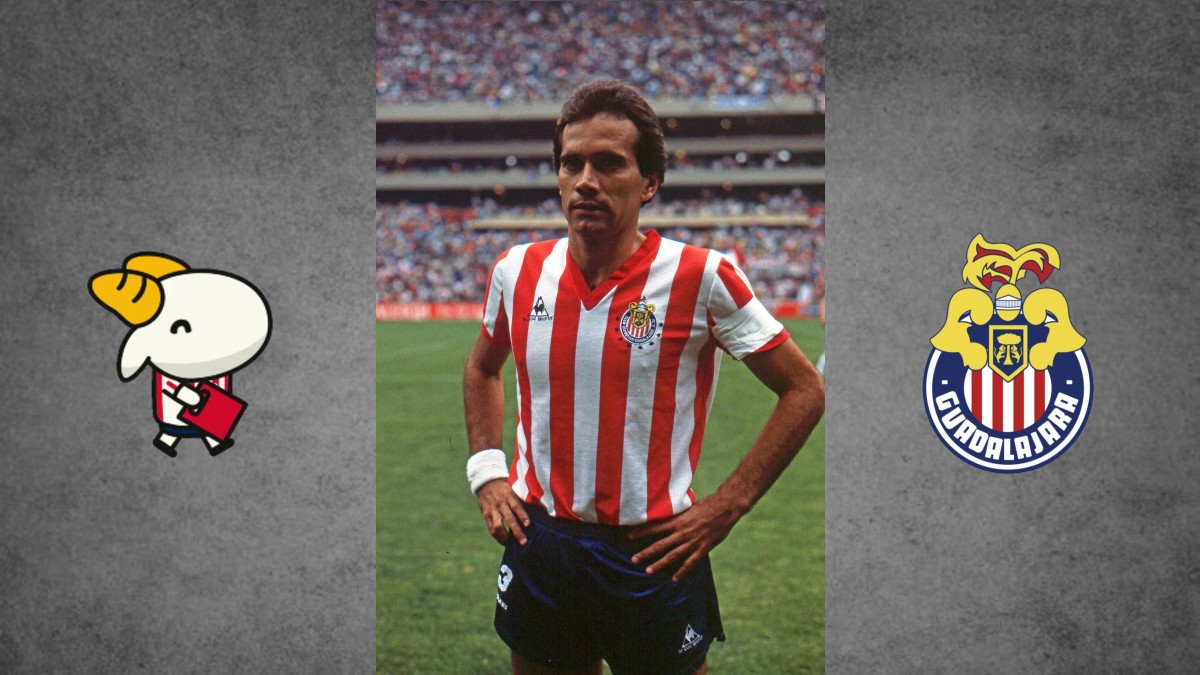 Una exhibición de la historia de Chivas en un museo, mostrando cinco camisetas históricas del club en vitrinas transparentes, con una foto del equipo campeón de