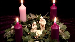 una corona de adviento con figuras del pesebre del niño jesús