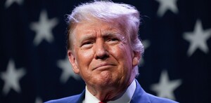 Donald Trump, presidente de Estados Unidos con traje y corbata roja